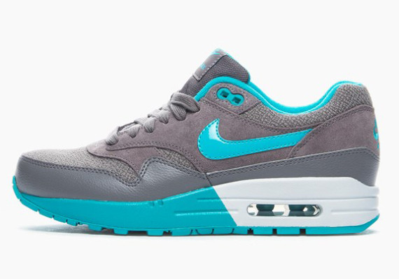 nike-womens-air-max-1-light-ash-grey-dusty-cactus-1-570x399